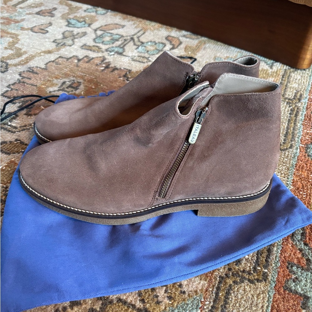 ITALEAU Tan Suede Waterproof Side Zip Booties Size 11/42 With Dust Bag - Picture 4 of 8